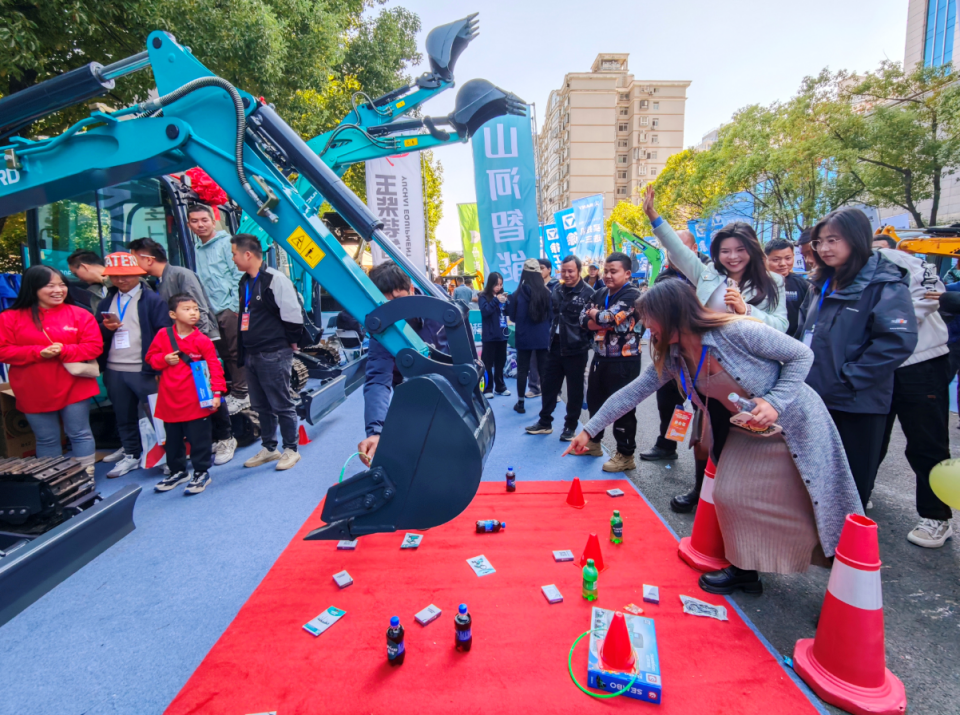 yp街机智能微挖“天团”闪灼武汉，，，，，引领绿色施工潮流