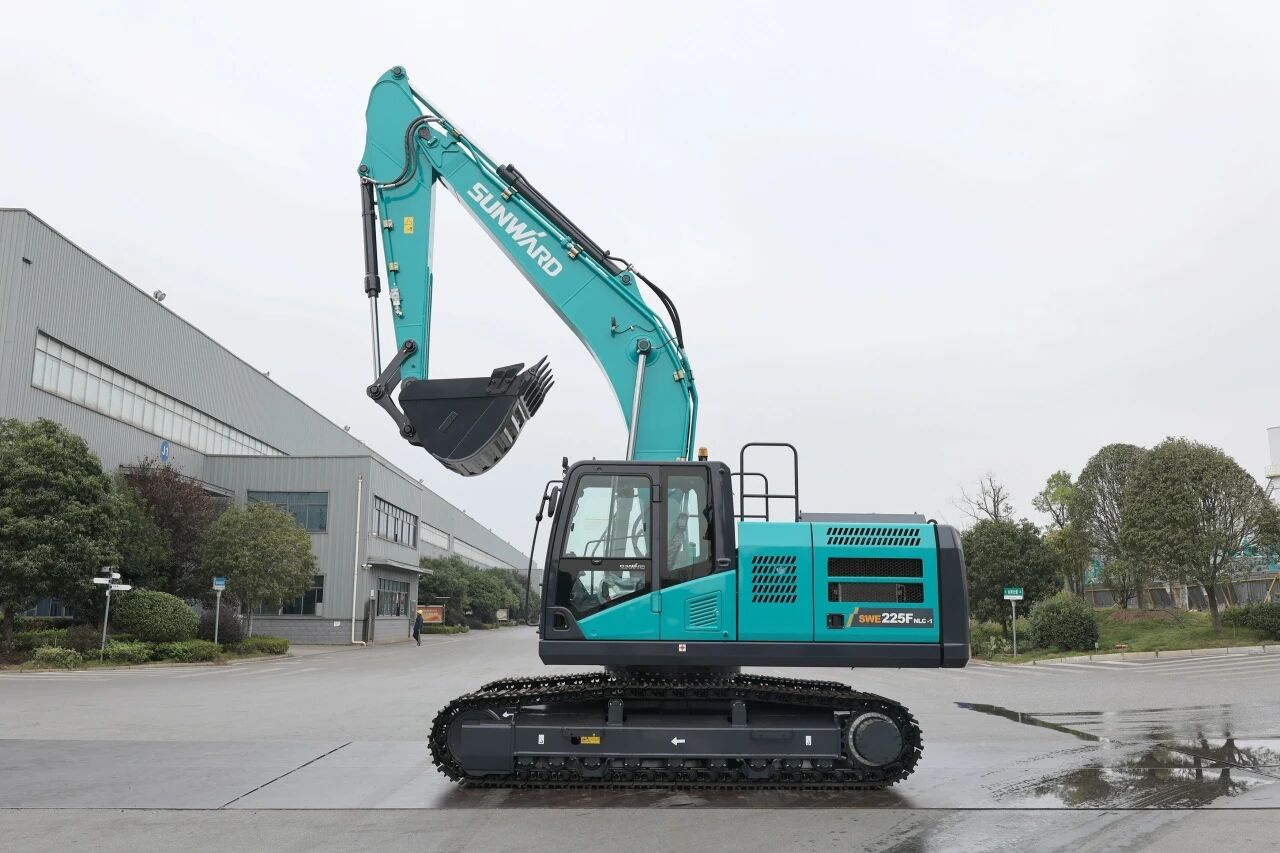 “双子星”闪灼！yp街机智能两款履带式液压挖掘机乐成下线