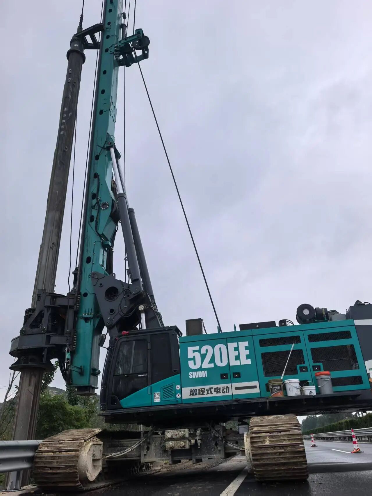 yp街机智能增程式电动旋挖钻机助力山东高速建设，，，，，，，绿色施工效果显著