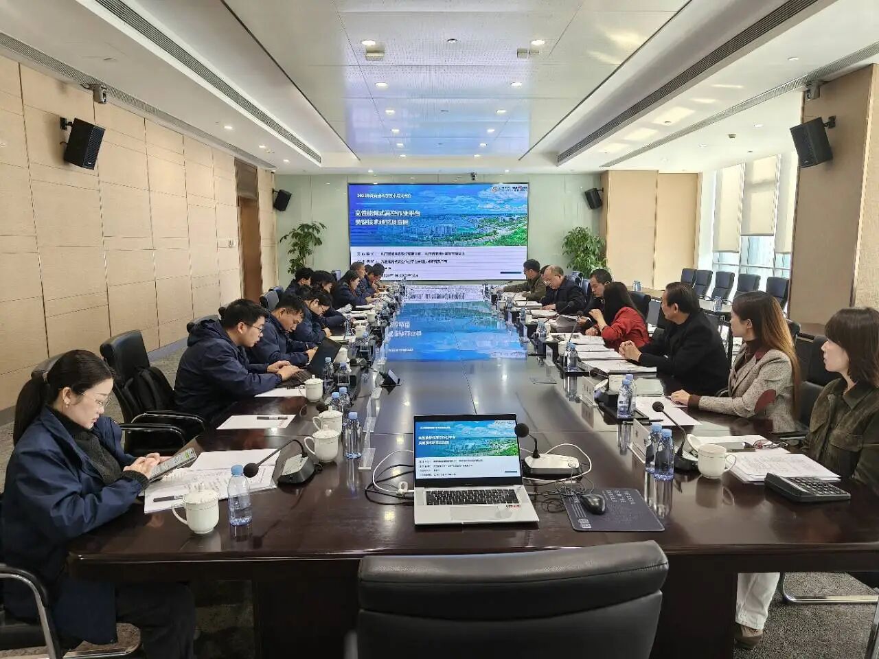 手艺立异，，，引领行业！yp街机智能高性能臂式高空作业平台项目通过科技效果评价