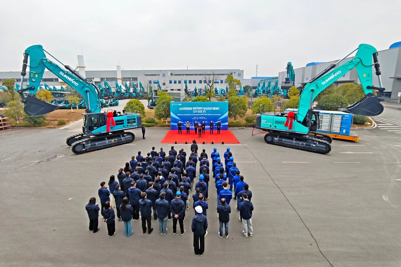 yp街机智能SWE700FE电动挖掘机乐成交付，，，，，助力打造绿色智慧矿山