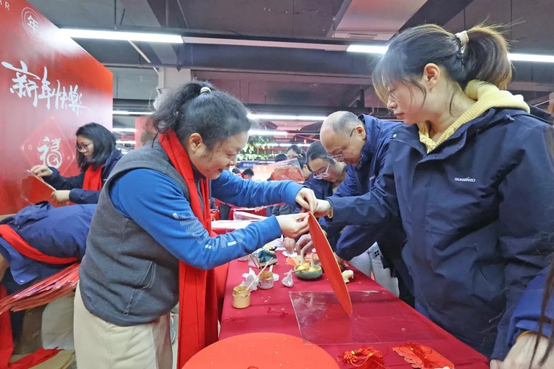 文字迎春，，，，，，，，祝福暖心！在yp街机智能“囤”年味、送温暖、迎新春