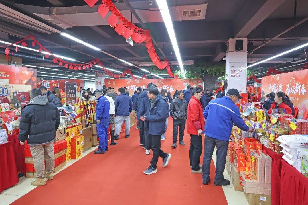 文字迎春，，，，，，，，祝福暖心！在yp街机智能“囤”年味、送温暖、迎新春