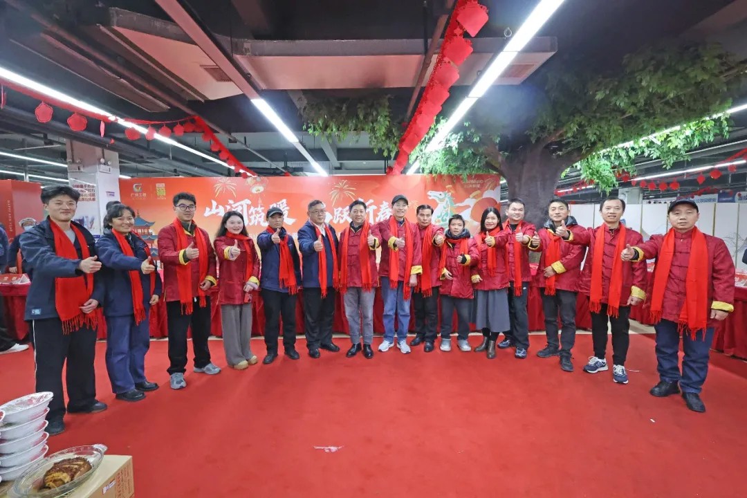 文字迎春，，，，，，，，祝福暖心！在yp街机智能“囤”年味、送温暖、迎新春